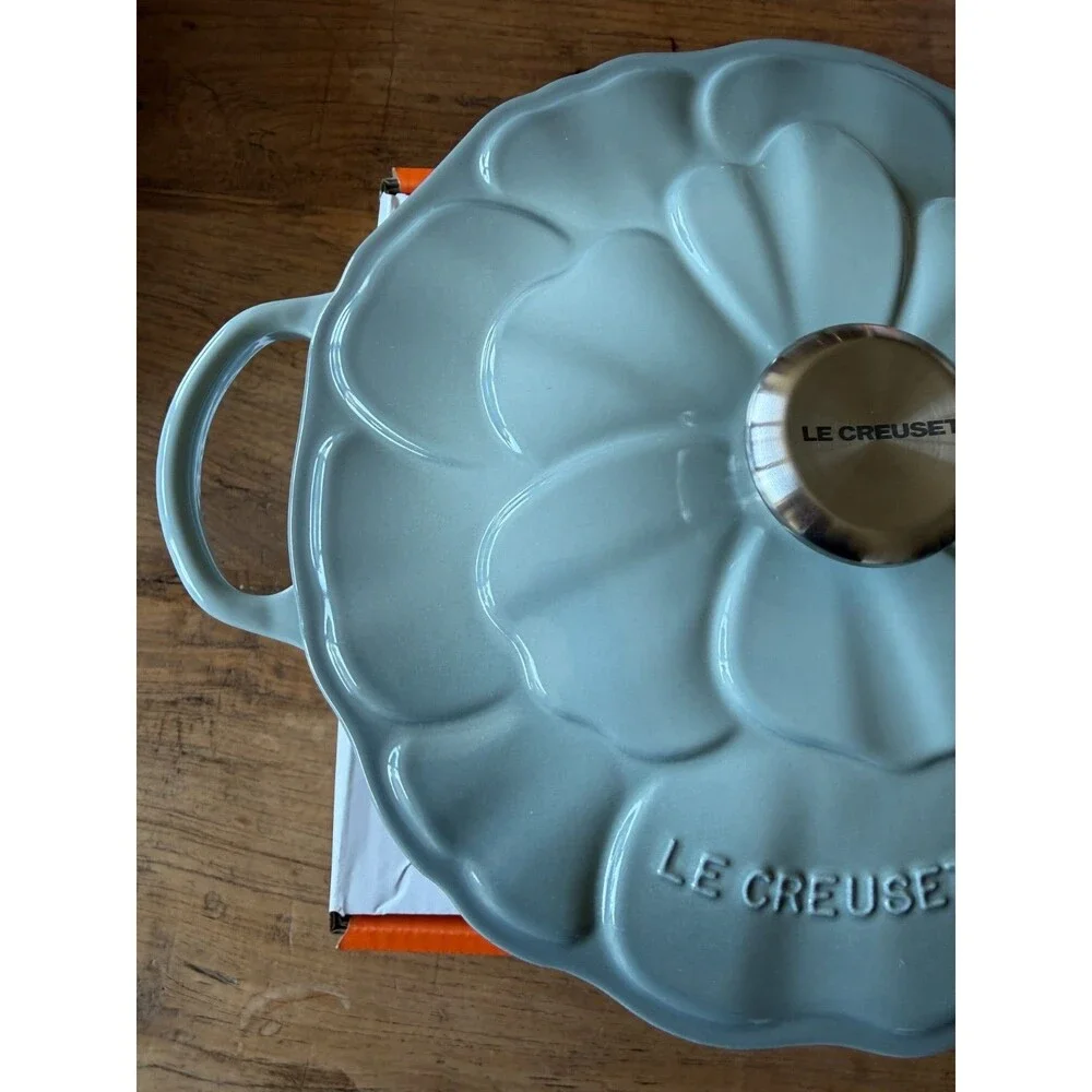 Le Creuset Enameled Cast Iron Round Petal Soup Pot 26 cm 4.5 qt Sea Salt NEW NIB